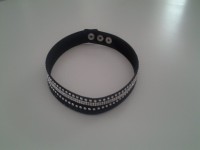 Halsband kombinerat med armband.